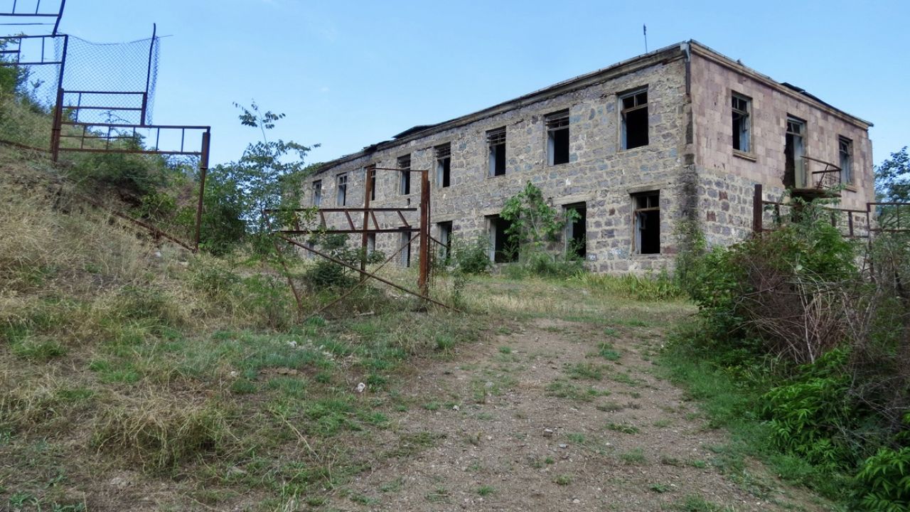 Ruiny zakładu tekstylnego w wiosce Mowzes. Trzy zakłady od 30 lat znajdują się w zasięgu ostrzału azerskiego, a na początku lat 90. zostały zbombardowane i spłonęły (fot. Witold Repetowicz)