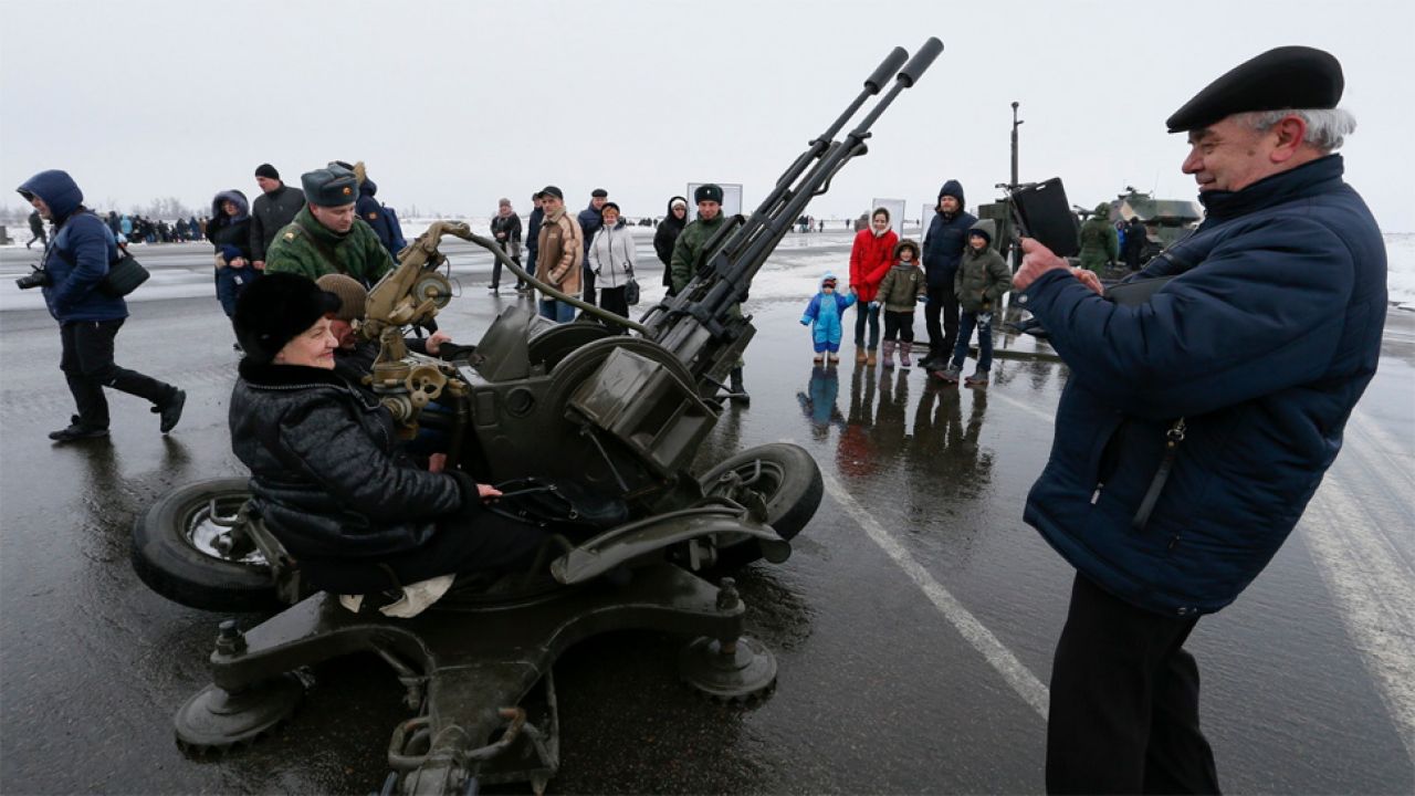 Rosja nielegalnie okupuje Donbas (fot. PAP/EPA/DAVE MUSTAINE)