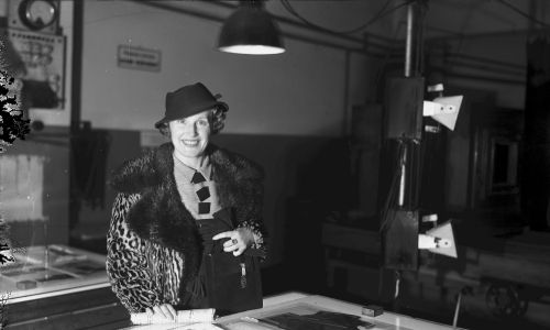 Aktorka i śpiewaczka Tola Mankiewiczówna zwiedza redakcję IKC, rok 1936. Fot. NAC/IKC