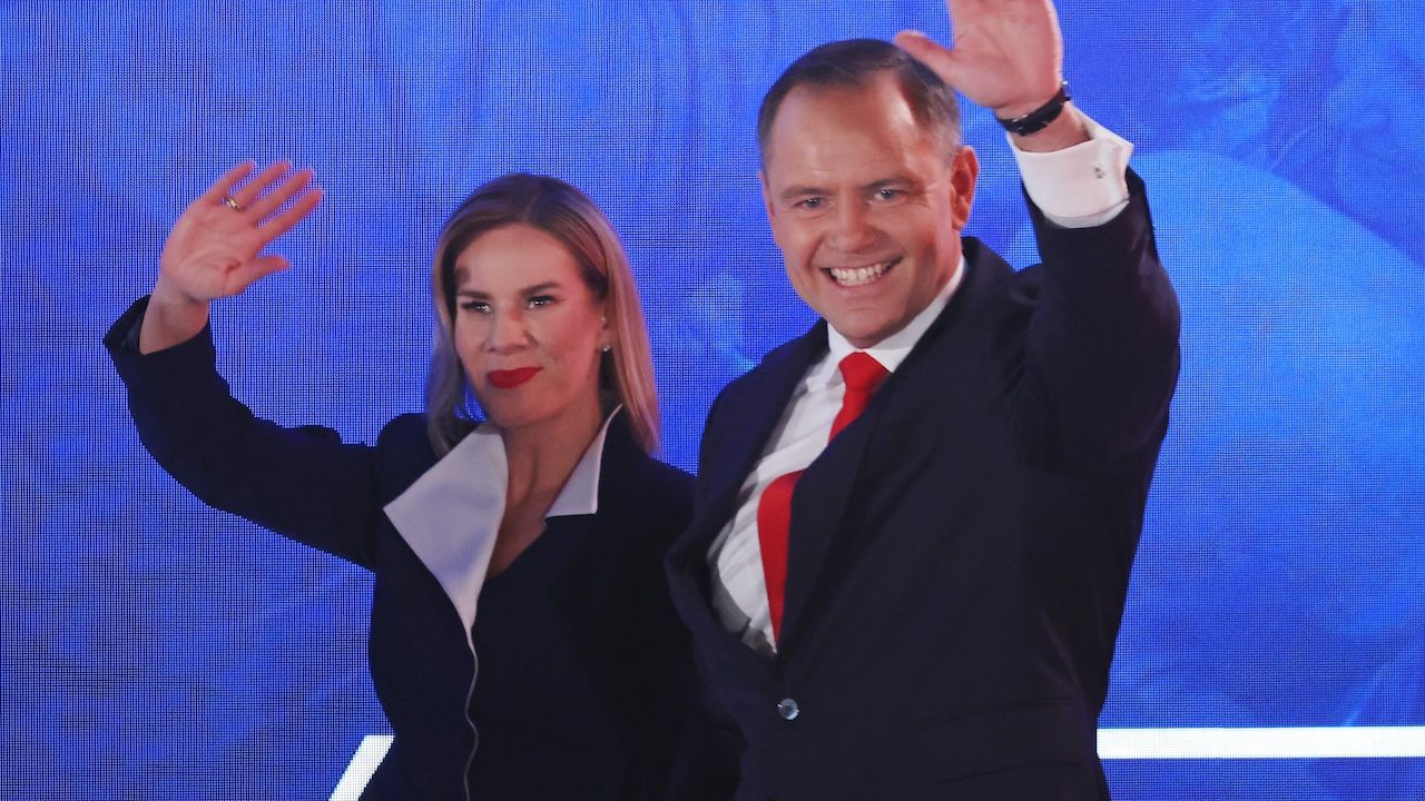 Karol Nawrocki w drugiej turze wybor&oacute;w prezydenckich zdobył 50,7 proc. głos&oacute;w, Rafał Trzaskowski 49,3 proc. - wynika z sondażu late poll wykonanego przez Ipsos dla TVP....