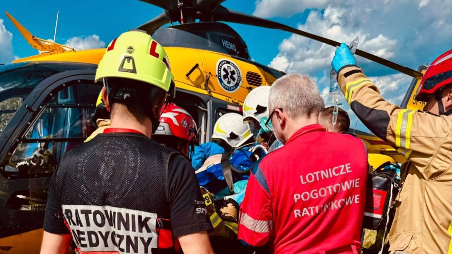 Groźny wypadek w Chełmie Śląskim. Audi zderzyło się z ciężarówką. Fot. KM PSP W Tychach