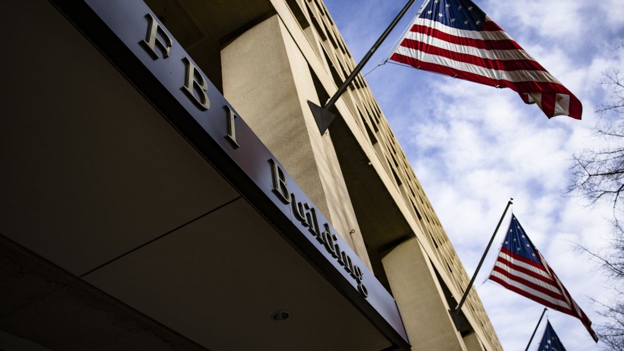 FBI obawia się, że w najbliższych dniach może dojść do aktów przemocy w związku z zaprzysiężeniem Joe Bidena(fot. Samuel Corum/Bloomberg via Getty Images ) FBI obawia się, że w najbliższych dniach może dojść do aktów przemocy w związku z zaprzysiężeniem Joe Bidena(fot. Samuel Corum/Bloomberg via Getty Images )