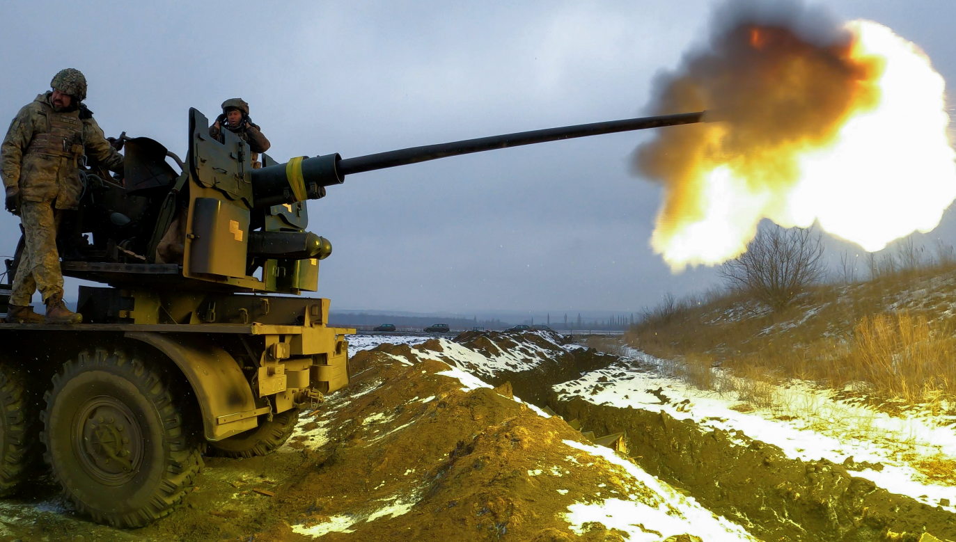Ukrainian soldiers fire an anti-aircraft gun at a position near Bakhmut, Donetsk region, eastern Ukraine. Photo: PAP/EPA/SERGEY SHESTAK