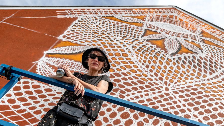 Jej koronkowe murale zdobią budynki na całym świecie (Fot. PAP CTK)