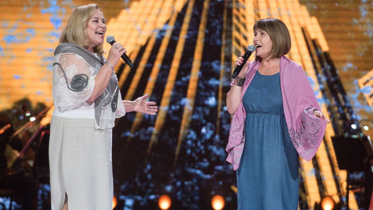Alicja i Tamara poznały się śpiewając w chórze w Chodzieży. Na scenie „The Voice Senior” zaśpiewały utwór Anny Jantar „Tyle słońca w całym mieście” (fot. TVP)