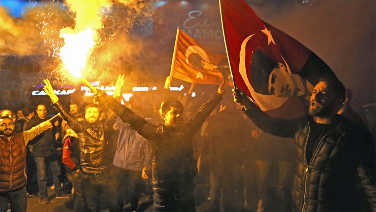 Opozycja sprzeciwia się zmianom wprowadzanym przez prezydenta Recepa Tayyipa Erdogana (fot. PAP/EPA/ERDEM SAHIN) Opozycja sprzeciwia się zmianom wprowadzanym przez prezydenta Recepa Tayyipa Erdogana (fot. PAP/EPA/ERDEM SAHIN)