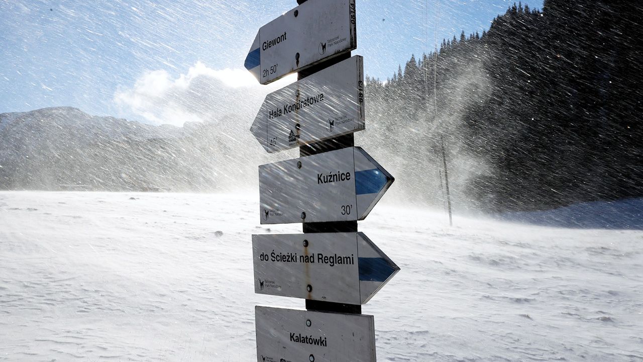 Na wielu szlakach zalega cienka warstwa śniegu (fot. PAP/Grzegorz Momot)