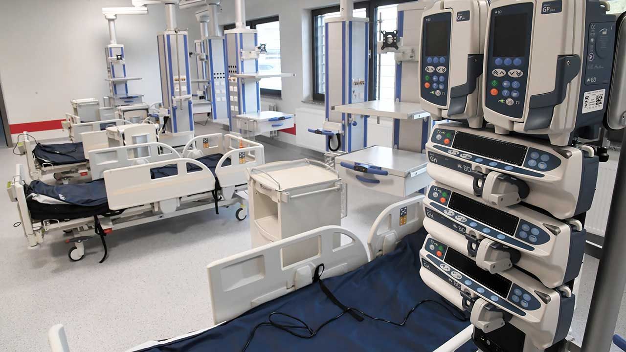 Szpital Uniwersytecki jest największą lecznicą w Polsce. Pracuje w nim 4,5 tys. osób (fot. PAP/Jacek Bednarczyk) Szpital Uniwersytecki jest największą lecznicą w Polsce. Pracuje w nim 4,5 tys. osób (fot. PAP/Jacek Bednarczyk)