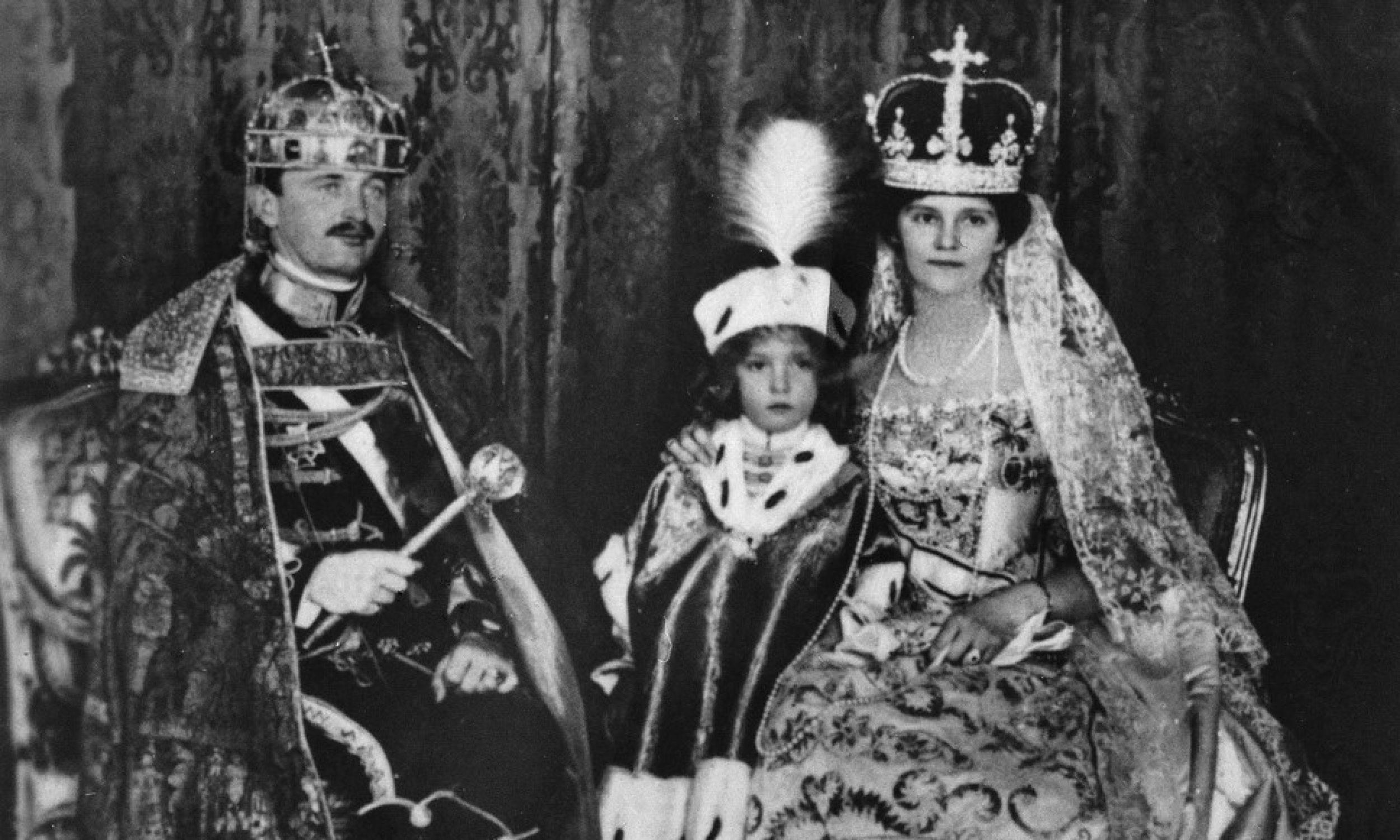 Новые правители Венгрии Карл I в короне Святого Стефана с женой Зитой и сыном Отто, 1916 год. Фото:. NAC/IKC, Шухманн Генрих, ссылка 1-E-720