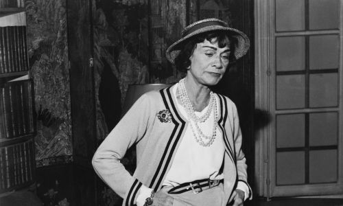 Znak rozpoznawczy: lamówka i perły. Coco Chanel w 1960 roku w swoim apartamencie w paryskim hotelu Ritz. Fot. Archive Photos/Getty Images