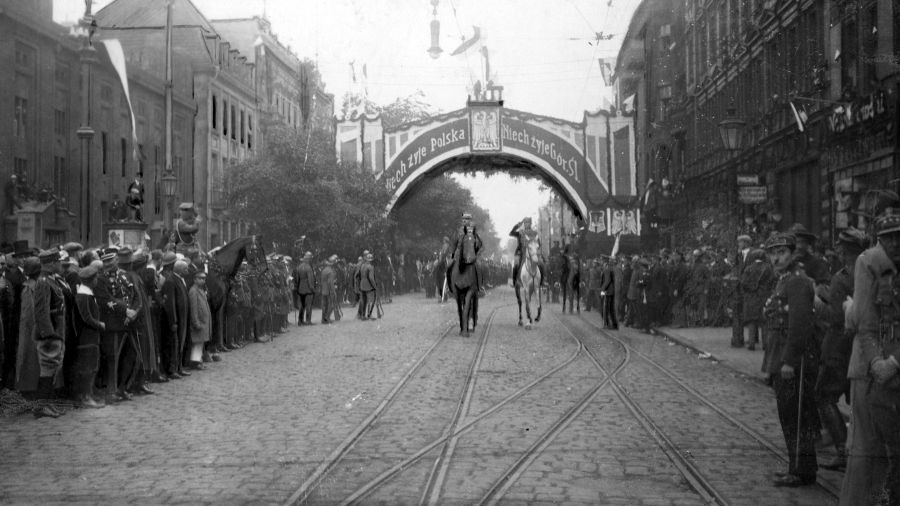 Wkroczenie wojsk polskich na Śląsk – powitanie w Katowicach: oddział ułanów na ulicach miasta. 22 czerwca 1922 roku. Fot. NAC/IKC, sygn. 1-H-469-1