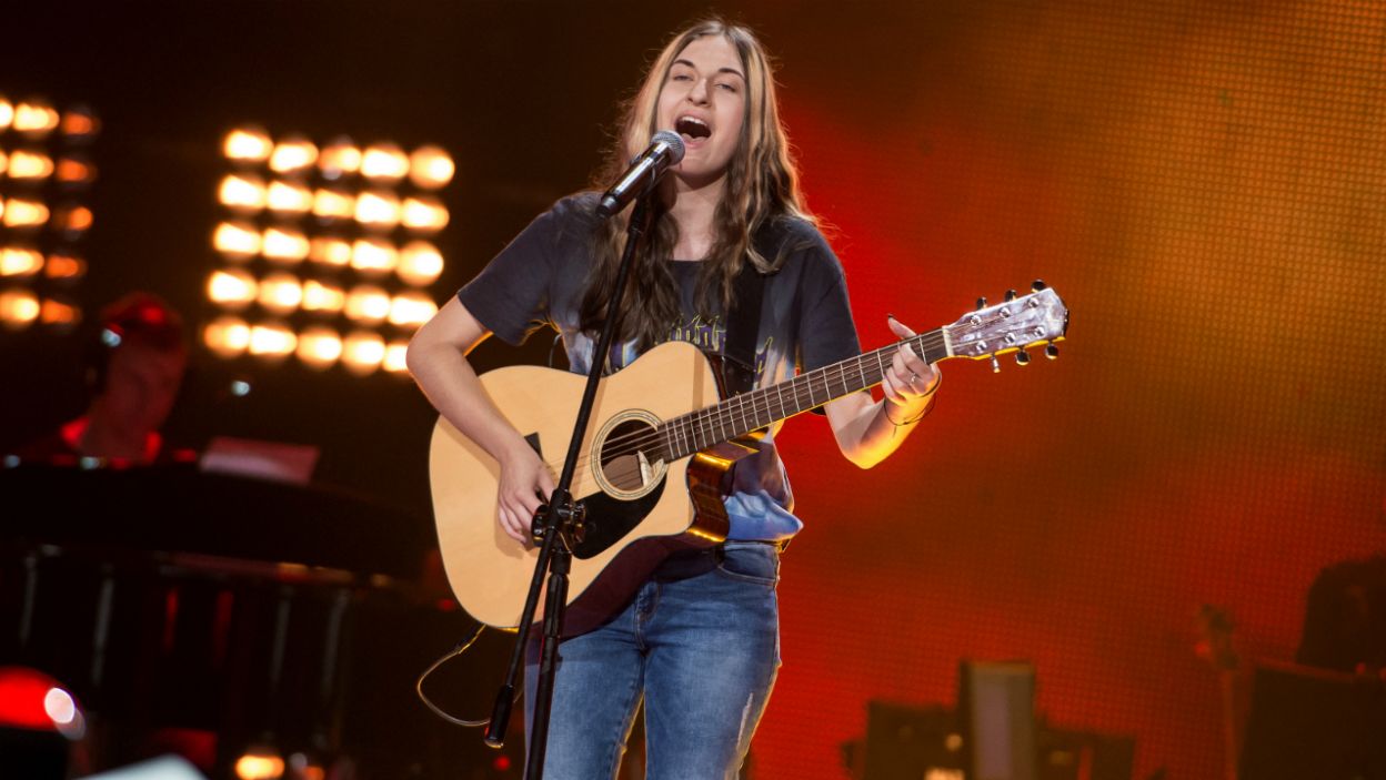 Karolina Kruk kiedyś usłyszała, że się nie nadaje do muzyki, a dzisiaj rozpoczyna 2. edycję „The Voice Kids” i odwraca trzy fotele! Kogo wybrała? (fot. J. Bogacz/TVP)