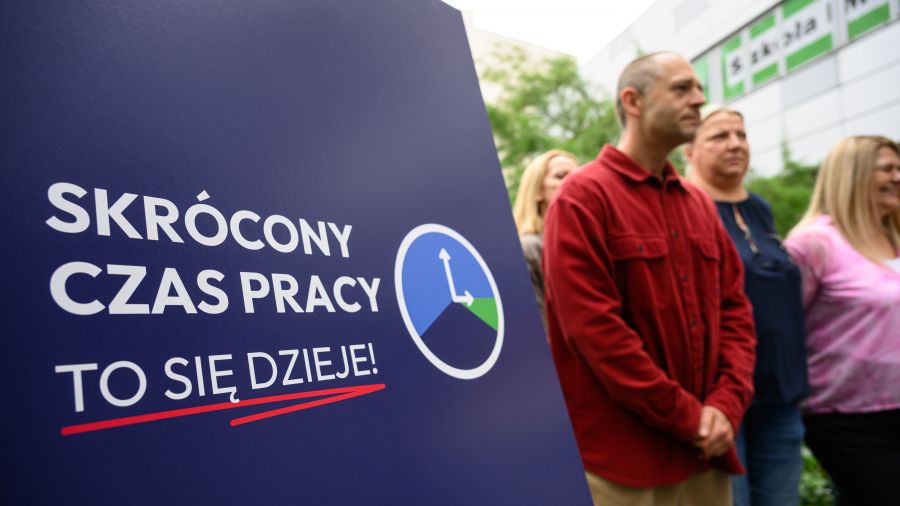 Krótszy czas pracy, rusza pilotaż skróconego czasu pracy (fot. PAP/Jakub Kaczmarczyk)