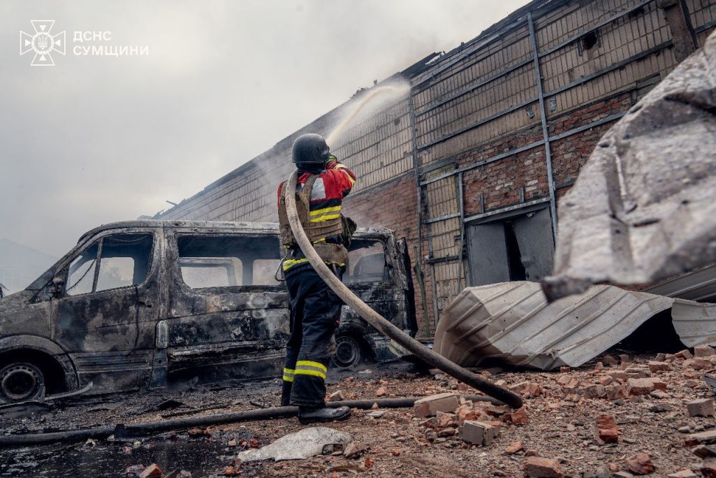 Ліквідацыя наступстваў расейскай атакі на Сумы, Украіна. 4 чэрвеня 2025 года. Фота: Рятувальники Сумщини / Telegram