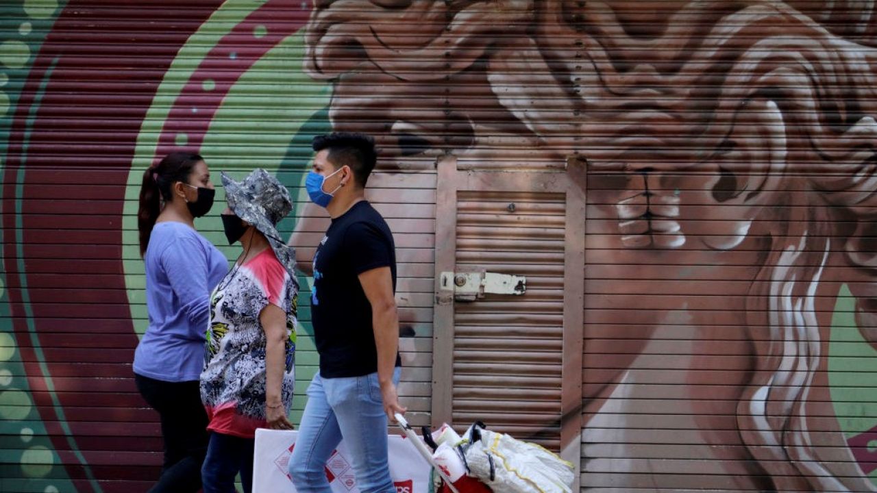 Komisja Europejska uważa, że obecna sytuacja związana z pandemią stworzyła szczególnie podatny grunt pod treści, które „podważają naukę i fakty za pomocą zgubnych teorii na temat tego, skąd mógł powstać wirus i kto ponosi winę za jego rozprzestrzeniania się” (fot. Gerardo Vieyra/NurPhoto via Getty Images) Komisja Europejska uważa, że obecna sytuacja związana z pandemią stworzyła szczególnie podatny grunt pod treści, które „podważają naukę i fakty za pomocą zgubnych teorii na temat tego, skąd mógł powstać wirus i kto ponosi winę za jego rozprzestrzeniania się” (fot. Gerardo Vieyra/NurPhoto via Getty Images)