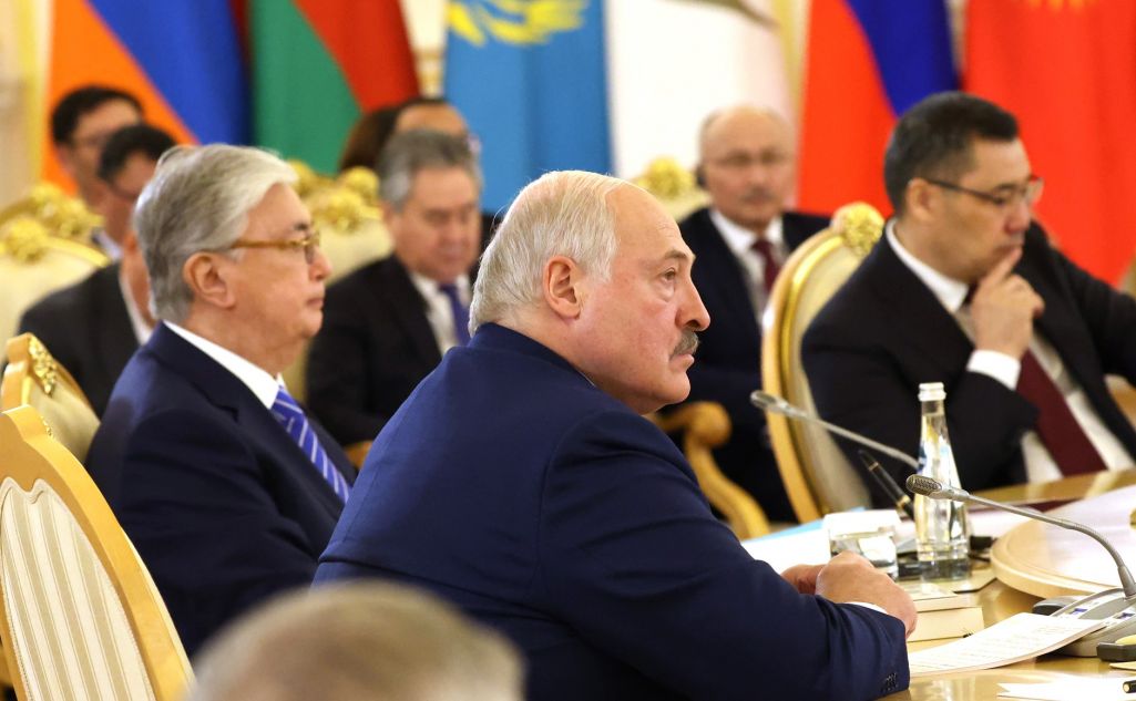 Аляксандр Лукашэнка і Касым-Жамарт Такаеў на пасяджэнні Найвышэйшага Еўразійскага эканамічнага савету ў Маскве, Расея. 8 траўня 2024 года. Фота: Kremlin.ru