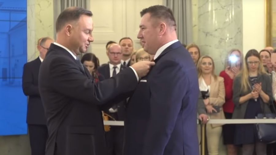 spotykać się z kimś młodszym na studiach