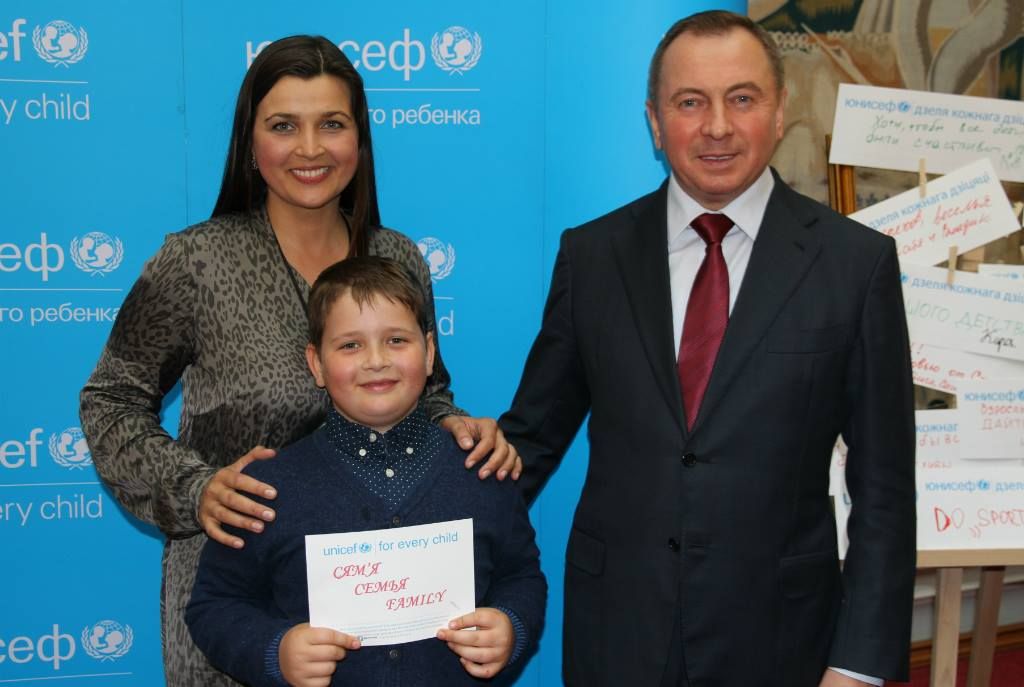 Былы міністр замежных справаў Уладзімір Макей з жонкай і сынам, 2017 год. Фота: МИД Беларуси / Facebook