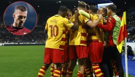 Piłkarze Jagiellonii Białystok w żółto-czerwonych strojach cieszą się ze zdobytej bramki podczas meczu Ligi Konferencji. Ich występ, podobnie jak wyniki Legii Warszawa i Rakowa Częstochowa, przyczynił się do zwiększenia dorobku punktowego Polski w rankingu UEFA, pozwalając zbliżyć się do Czechów zajmujących 10. miejsce.