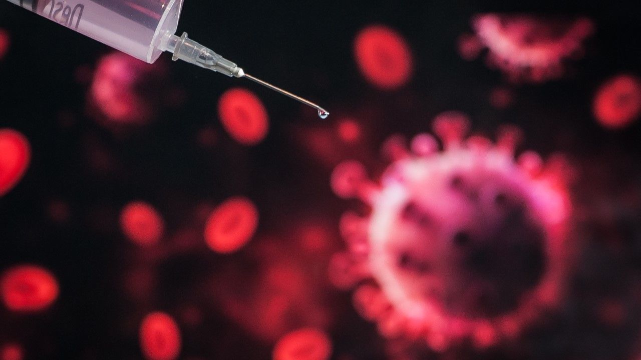 Wielka Brytania jako drugie państwo na świecie, po USA, rozpoczęła proces dopuszczania szczepionki do użytku(fot. Allan Carvalho/NurPhoto via Getty Images)