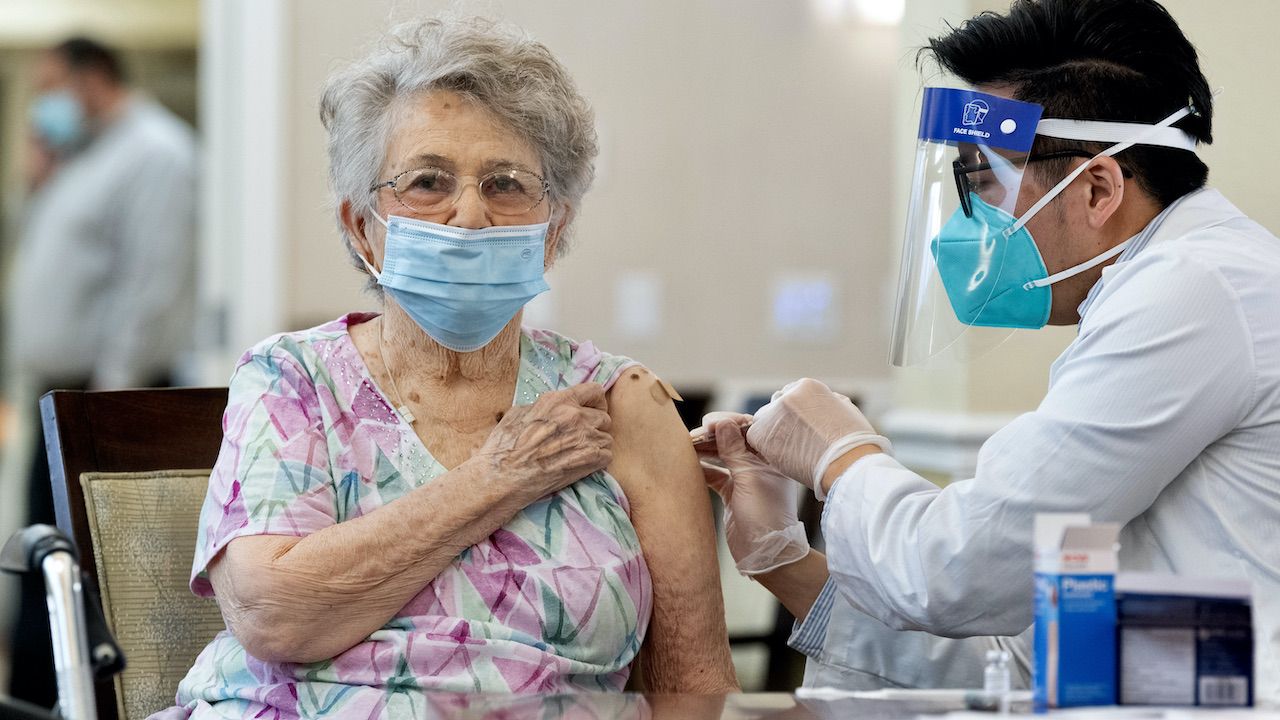 FDA jest za trzecią dawką dla seniorów (fot. P.Bersebach/MediaNews Group/Orange County Register/Getty Images) FDA jest za trzecią dawką dla seniorów (fot. P.Bersebach/MediaNews Group/Orange County Register/Getty Images)