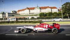 Robert Kubica na ulicach Warszawy (fot. materiały prasowe Orlen)