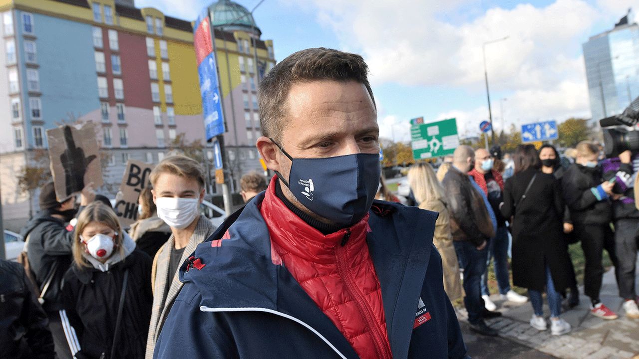 Trzaskowski pracuje zdalnie (fot. PAP/Piotr Nowak) Trzaskowski pracuje zdalnie (fot. PAP/Piotr Nowak)
