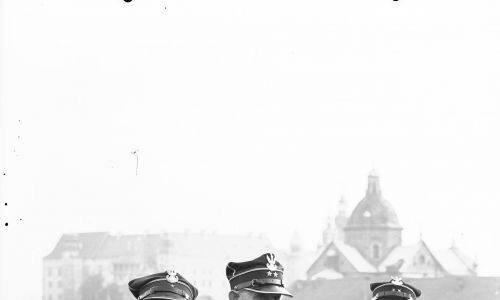 Weterani powstania styczniowego na dachu Pałacu Prasy w 1939 roku. Fot. NAC/IKC