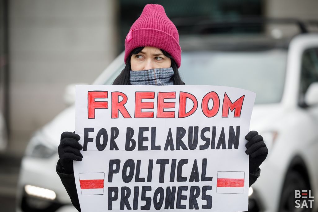 Акцыя Ланцуг салідарнасці з ахвярамі новага вітка рэпрэсій у Беларусі адбылася у Вільні. Некалькі дзесяткаў чалавек выстраіліся у ланцуг уздоўж праспекта Гедыміна у цэнтры Вільні, ў падтрымку сваякоў і блізкіх палітвязняў, а таксама былых палітзняволеных, да якіх 23 студзеня прыйшлі супрацоўнікі КДБ. Прычынай зацікаўленасці з боку сілавікоў стала дапамога сем’ям палітвязняў ад ініцыятывы «INeedHelpBY», якую ўлады прызналі «экстрэмісцкім фармаваннем». Паводле праваабаронцаў, усяго ў рамках рэйд (Фота: Белсат)