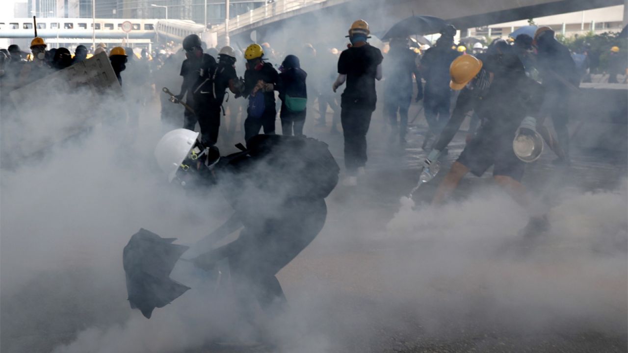 Policjanci strzelali w kierunku demonstrantów pojemnikami z gazem łzawiącym (fot. PAP/EPA/ROMAN PILIPEY) Policjanci strzelali w kierunku demonstrantów pojemnikami z gazem łzawiącym (fot. PAP/EPA/ROMAN PILIPEY)