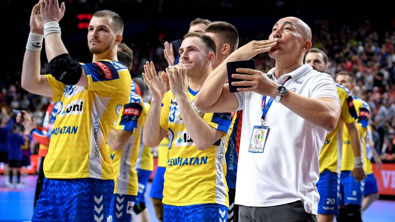 Arciom Karaliok i Arkadiusz Moryto oraz trener Tałant Dujszebajew (fot. PAP / EPA)