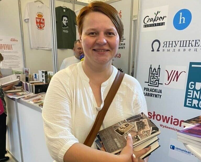 Працаўніца IT-кампаніі Вольга Пінчук на Міжнародным кніжным кірмашы ў Варшаве. (Фота: Белсат)