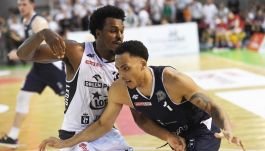 Raymond Cowels i Dominic Green w walce o piłkę (fot. PAP)