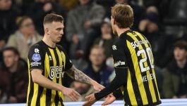 Kacper Kozłowski (z lewej) w barwach Vitesse Arnhem (fot. Getty).