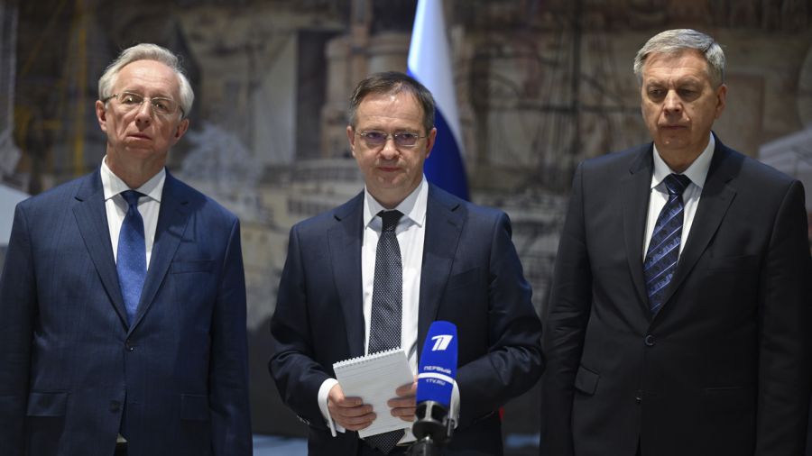 Szef rosyjskiej delegacji Władimir Miedinski (w środku) i i szef GRU Igor Kostiukow (z prawej) niewiele w Stambule uzgodnili (Fot:  Arif HUdaverdi Yaman/Anadolu via Getty Images)