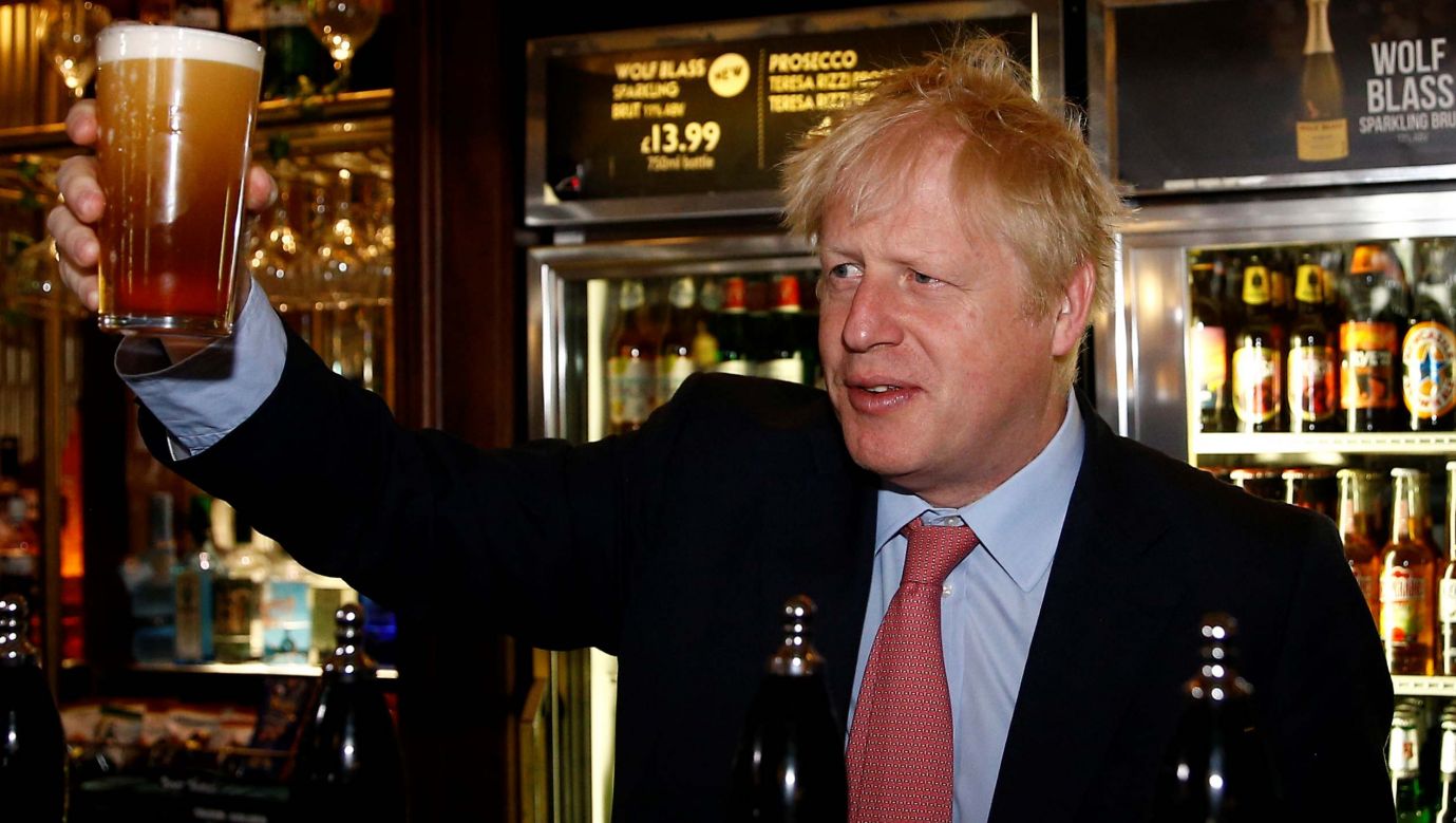 W lipcu 2019 roku nikt – Boris Johnson, wtedy jeszcze pretendent do roli premiera, też nie –  nie przypuszczał, że rok później wszystkie bary zostaną zamknięte. Londyński bar  Wetherspoons Metropolitan, w którym tak dobrze się bawiono, również. Fot. Henry Nicholls / PA Images / Forum