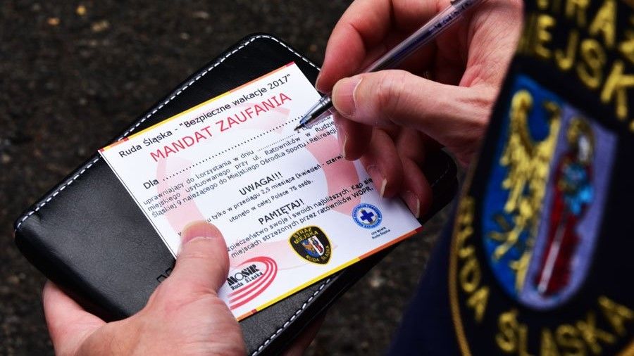 Pierwsze upomnienie za pływanie w zbiorniku nieprzeznaczonym do tego celu skutkuje wystawieniem "mandatu zaufania". Fot. Komenda Miejska Policji w Rudzie Śląskiej