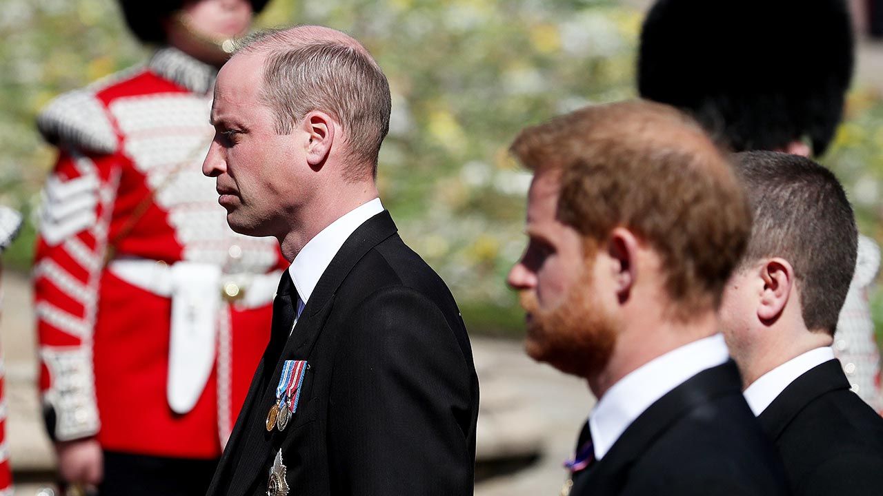 W kondukcie pogrzebowym szli w znacznym oddaleniu od siebie (fot. Gareth Fuller/WPA Pool/Getty Images) W kondukcie pogrzebowym szli w znacznym oddaleniu od siebie (fot. Gareth Fuller/WPA Pool/Getty Images)