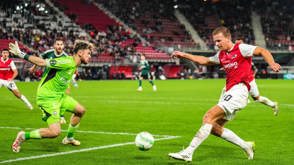 Interwencja Tobiasza w meczu z AZ Alkmaar (fot. Getty). Interwencja Tobiasza w meczu z AZ Alkmaar (fot. Getty).