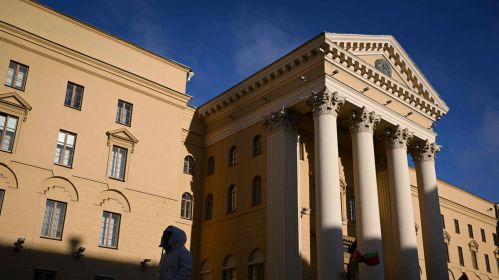 Человек проходит мимо штаб-квартиры Комитета государственной безопасности в Минске, Беларусь. 14 февраля 2023 года. Фото: Natalia Kolesnikova / AFP / East News