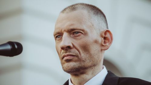 Прэтэндэнт на ўдзел у выбарах 2020 года, былы палітзняволены, Сяргей Ціханоўскі падчас першай сустрэчы з ім пасля вызвалення з турмы. Варшава, Польшча. 26 чэрвеня 2025 года. Фота: Рауль Дзюк / Белсат