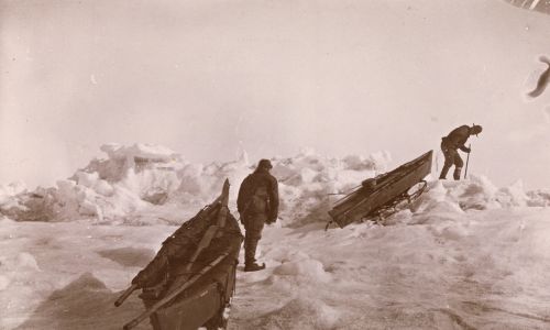 Північний Льодовитий океан. Фрітьоф Нансен (1861-1930) і Фредрік Х'ялмар Йохансен (1867-1913) тягнуть сани по нерівному льоді. У березні 1895 року вони здійснили небезпечну експедицію на лижах з собачою упряжкою, намагаючись досягти полюса. Фото Фрітьофа Нансена, з колекції Національної бібліотеки Норвегії – публічний домен, Wikimedia. 