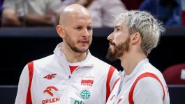 Bartosz Kurek i Tomasz Fornal (fot. Getty). Dwóch siatkarzy reprezentacji Polski w białych dresach z czerwonymi akcentami, stojących blisko siebie i rozmawiających w hali sportowej. Zdjęcie nawiązuje do informacji o mistrzostwach Europy siatkarzy 2026, w których Polska zagra w grupie B, a Sofia będzie gospodarzem meczów tej grupy oraz fazy pucharowej (fot. Getty).