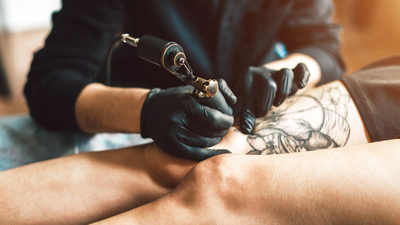 Skarbówka zastrzega jednak, że nie każdy tatuaż spełnia wymogi (fot. Shutterstock/UfaBizPhoto)
