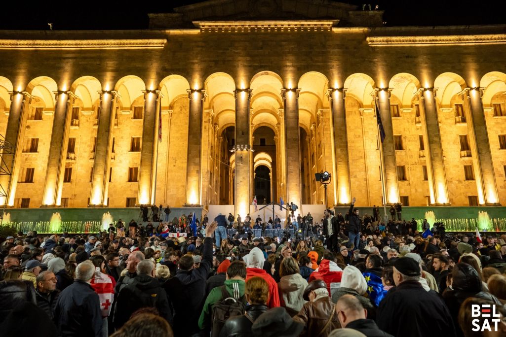 Мітынг апазіцыі перад будынкам парламента на праспекце Руставэлі. Тбілісі, Грузія. 28 кастрычніка 2024 года. Фота: Белсат
