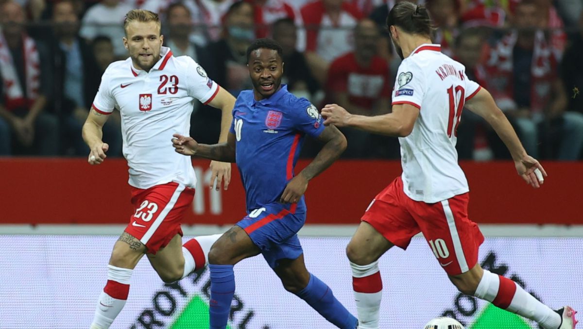 Tymoteusz Puchacz (z lewej) biegnący obok Raheema Sterlinga (w środku) w meczu Polski z Anglią (fot. Getty)