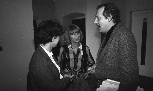 Jadwiga Jankowska (w środku) i Adam Michnik podczas obrad Okrągłego Stołu w podzespole ds. środków masowego przekazu. W wyniku rozmów – prowadzonych w kwietniu 1989 r. w siedzibie Urzędu Rady Ministrów w Pałacu Namiestnikowskim (obecnie Prezydenckim) przy Krakowskim Przedmieściu, przez przedstawicieli władz PRL, opozycji i Kościoła – rozpoczęła się transformacja ustrojowa. 4 czerwca 1989 r. odbyły się częściowo wolne wybory do Sejmu (tzw. kontraktowego) i reaktywowanego Senatu. Fot. PAP, Grzegorz Rogiński.