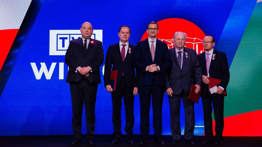 2 maja, w Dniu Święta Polonii i Polaków za granicą Prezes Rady Ministrów osobiście wręczył odznaki pierwszym wyróżnionym. Na zdjęciu od lewej minister Jan Dziedziczak, Waldemar Tomaszewski, premier Mateusz Morawiecki, Stanisław Pieszko i Józef Kwiatkowski, fot. KPRM/Krystian Maj/FB Jan Dziedziczak