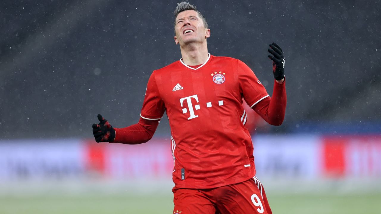 robert-lewandowski-zmarnowa-rzut-karny-bayern-monachium-wygra-z