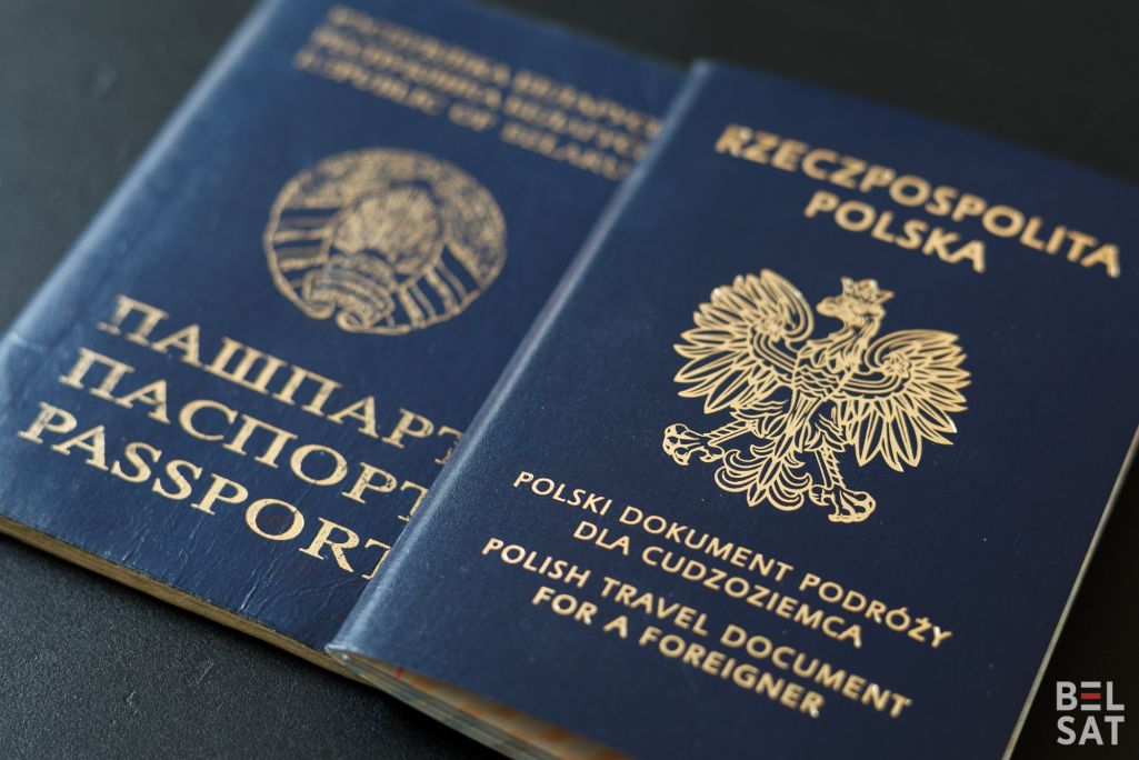 Здымак мае ілюстрацыйны характар. Беларускі пашпарт і польскі падарожны дакумент для замежніка (polski dokument podróży dla cudzoziemca). (Фота: Таццяна Верамеева / Белсат)